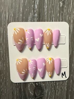 Hand-Painted Daisy & Heart Press-On Nails in Light Purple and Nude